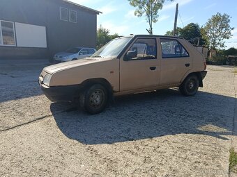 Škoda Favorit r. v. 1990 + druhý skelet auta zdarma - 2