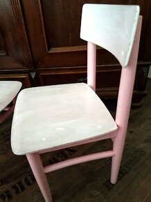 DVĚ STEJNÉ RŮŽOVÉ DĚTSKÉ ŽIDLIČKY DŘEVO - 2