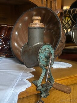 Starý litinový mlýnek Carmen (cca 1910-1930) - 2