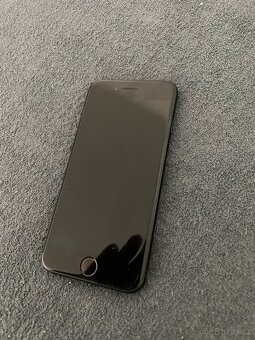 Apple i pohne Se top stav - 2