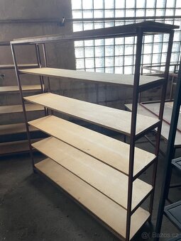 Větší policový regál s deskami - 2