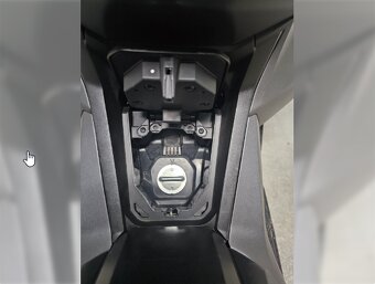 Honda ADV350 přihrádka na klíče - 2