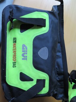 prodám kufry/brašny GIVI 25l Waterproof na postranní nosiče - 2