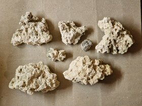 Písek, kameny a umělé korály - 2