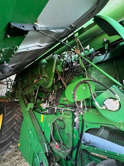 Kombajn sklízecí mlátička John Deere T 560 - 2