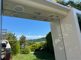 Zrcadlová skříňka s osvětlením a zásuvkou - 2