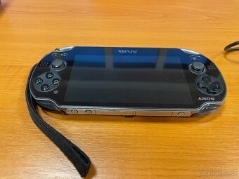 PlayStation Vita 1104 OLED + 8GB karta – pěkný stav - 2