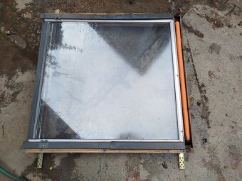 Okno střešní dřevěné Velux s roletou - 2