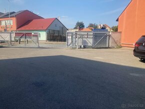Pronajmu parkovací plochu v uzavřeném areálu v centru města - 2