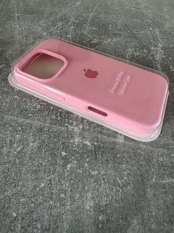 Růžový obal na iPhone 16 Pro - 2
