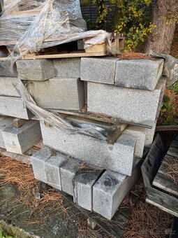 Žulové obrubníky a bloky CENA ZA VŠE NA FOTO - ASI 12 PALET - 2