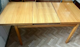 Prodám jídelní stůl – rozkládací, lakovaný - 2