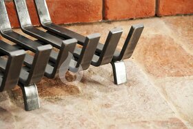 Železný rošt do topeniště krbu Braver 47x38cm Solid, masivní - 2