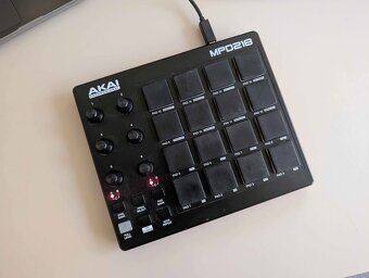 MIDI kontrolér Akai MPD218 - 2