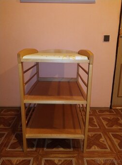 Přebalovací pult s úložným prostorem - 2