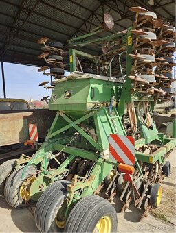 secí stroj John Deere 750A - 2