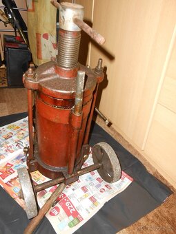 RETRO mazací lis na kolečkách - 25kg - chybí výrobní štítek - 2