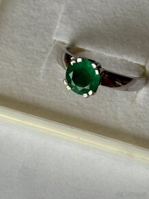 Zlatý prsten s přírodním smaragdem. - 2