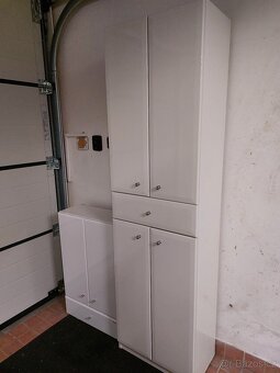 Dvě koupelnové skříňky, bílé - 2