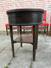 Starožitný nábytek - stolek kulatý s poličkou - 2