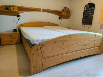 Manželské postele - masív smrk - včetně nočních stolků polic - 2