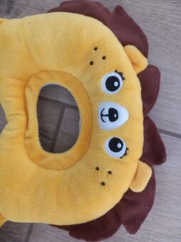 Nakrčnik s opěrkou hlavy do autosedačky lev - 2