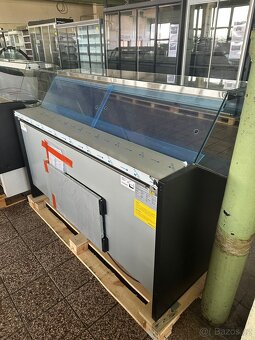 Pultová vitrína - 2