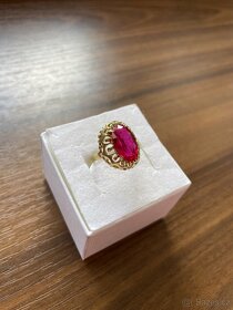 Zlatý dámský prsten s červeným kamenem - 2