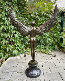 Velká luxusní bronzová socha - muž s andělskými křídly - 2
