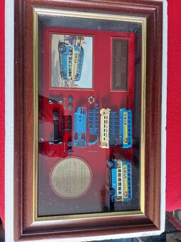 Matchbox yesteryear zasklený výstavní rám se dvěma modely - 2