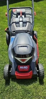 Prodám Aku sekačku s pojezdem ALKO Comfort 46,2 Li SP - 2