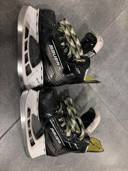 Prodám hokejové brusle Bauer Supreme M50 PRO Y11 (EUR 29,5) - 2