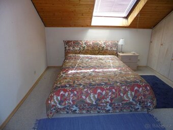 čalouněná postel, rošt, matrace, přehoz noční stolek - 2