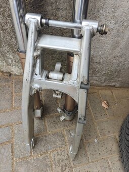 Husqvarna 610 / 410 - zadní kyvná vidlice - 2