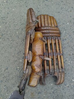 Velmi staré kožené chrániče nohou-betony - 2