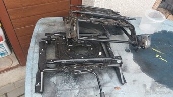 otočná základna autosedačky - 2