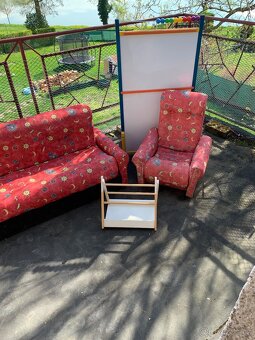 Sedačka (postýlka) + 2 křesla, magnetická tabule, stojan na - 2