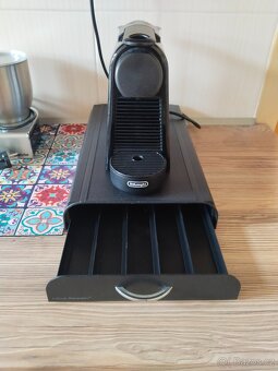 Nespresso kavovar + podstavec na kapsle - 2