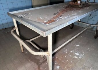 Starý pitevní stůl - 2