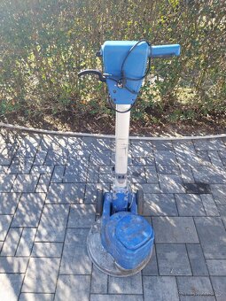 Jednokotoučový podlahový mycí stroj na opravu nebo ND - 2