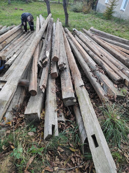 ručně tesané trámy ze střechy - 2