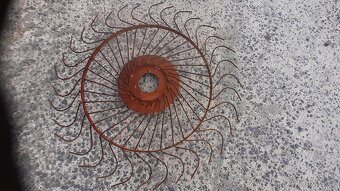 Paprskový obraceč a shrnovač, - 2