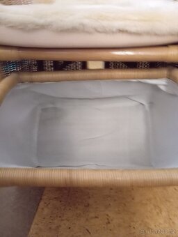 Prodám proutěné křesílko s úložným prostorem a kožešinou - 2