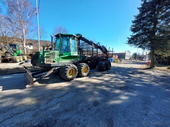 Vyvážecí traktor J. Deere 810 D - 2