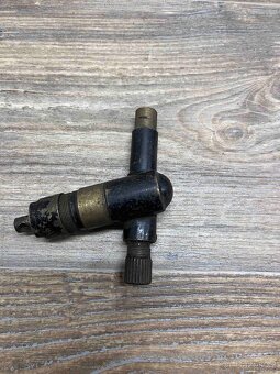 Morgan  -  šikmý převodník k tachometru na přední kolo. - 2