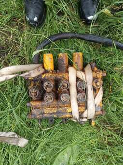 Prodám hydraulický rozvaděč un Hon 053 - 2