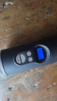 Přenosný aku kompresor na nafukování pneumatik - 2