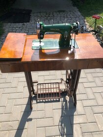 Starý šicí stroj Minerva - 2