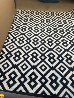 Nový černobílý koberec - 2