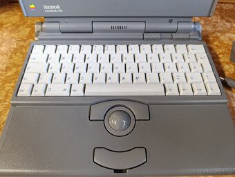 historický počítač macintosh powerbook 145b - 2